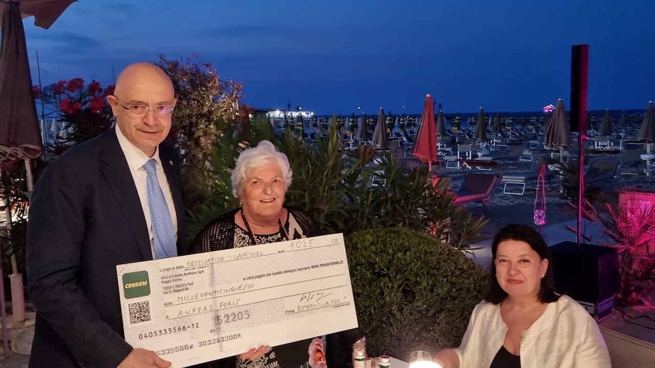 Personas debatiendo en torno a un proyecto